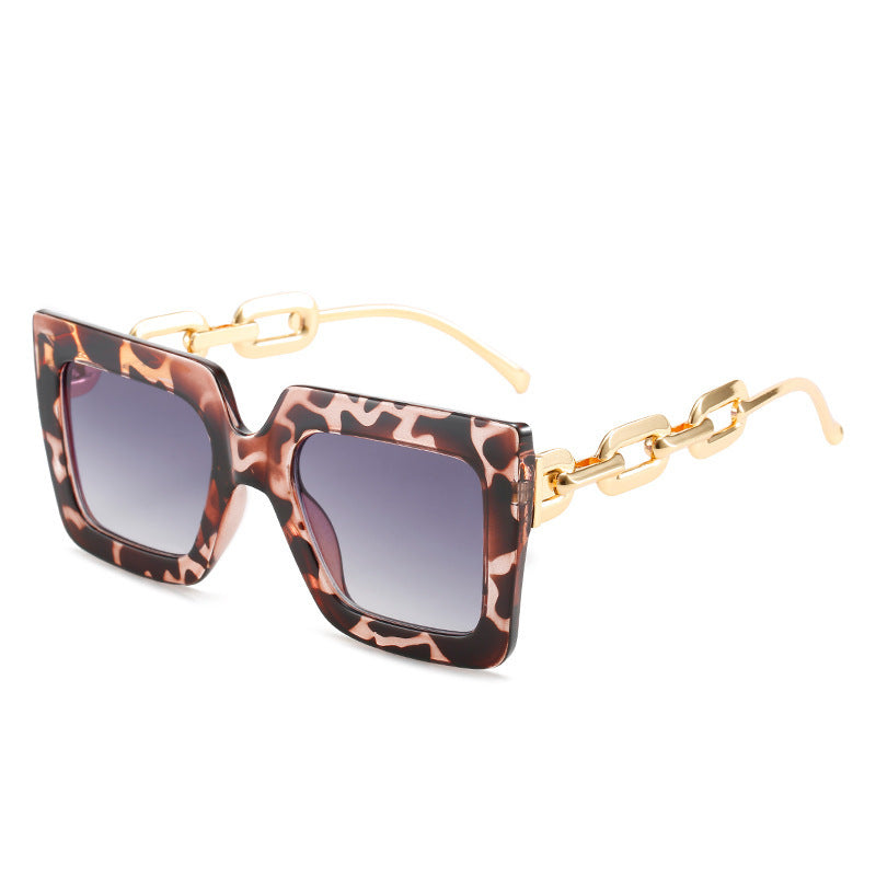 Dame cat-eye solbriller med luksuriøs design og kjedeinnramming Skanto