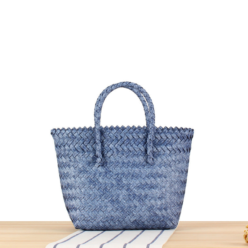 Carry bag made of hand-woven natural material with braided design Skanto