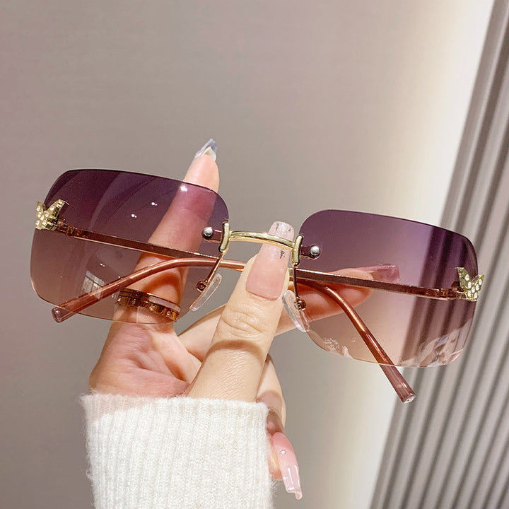 Damer moderiktig solbrille med unik ramme og luksuriøse aksenter Skanto