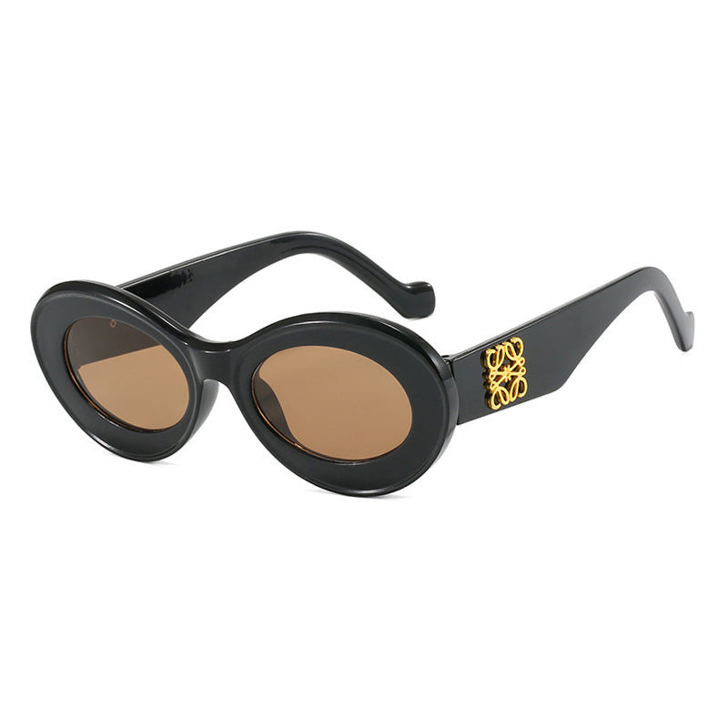Dame fashionable solbriller med oval ramme og gullakenter Skanto