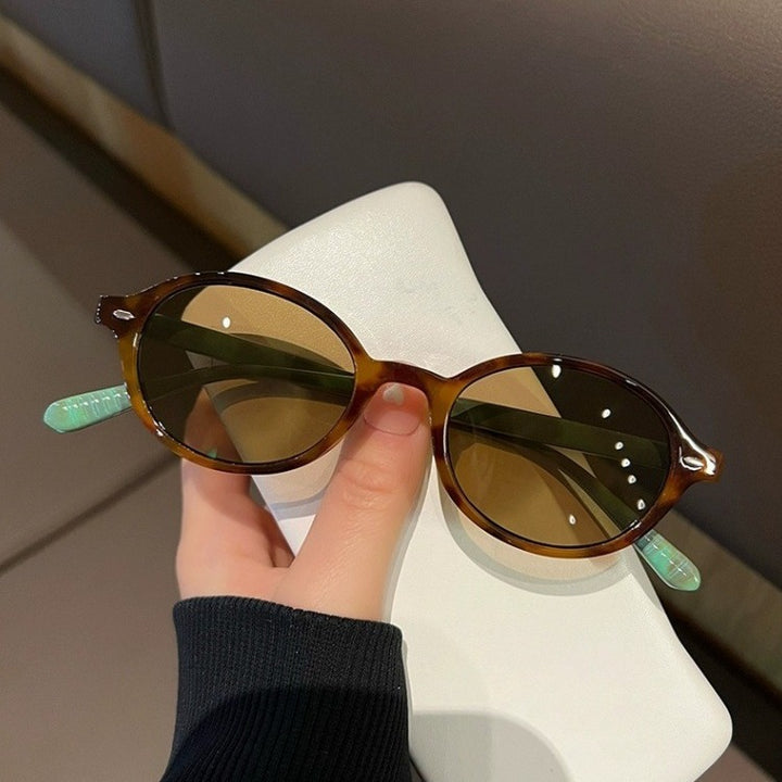 Dame modische solbrille i elegant ovaldesign Skanto