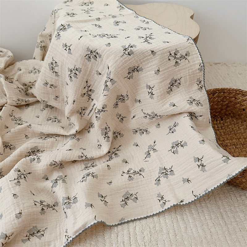 Unisex Musselinteppe med delikat blomsterdesign og elegante volanger Skanto