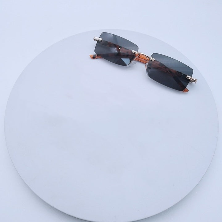 Dame moteriktig rektangulær solbrille med unikt designpreg Skanto