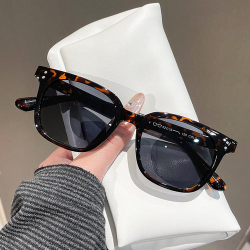 Kvinnelige fashionable solbriller i elegant design med solid ramme Skanto