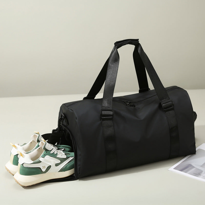 Sporty reiseveske med vannavvisende materiale og flere rom Skanto