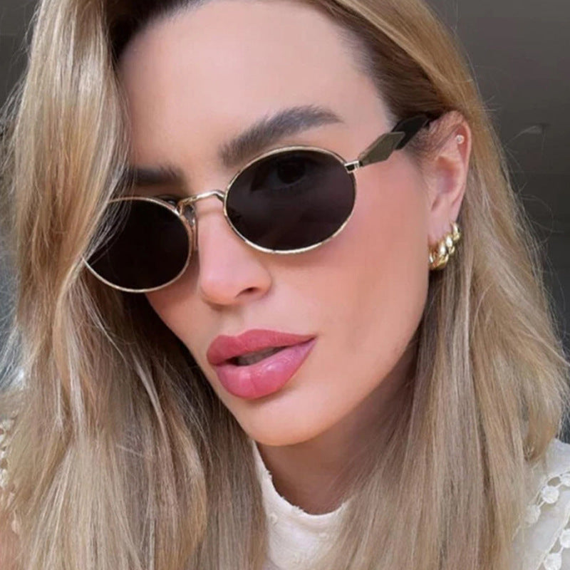 Dame moteriktig solbrille i elegant ovaldesign med trendy detaljer Skanto