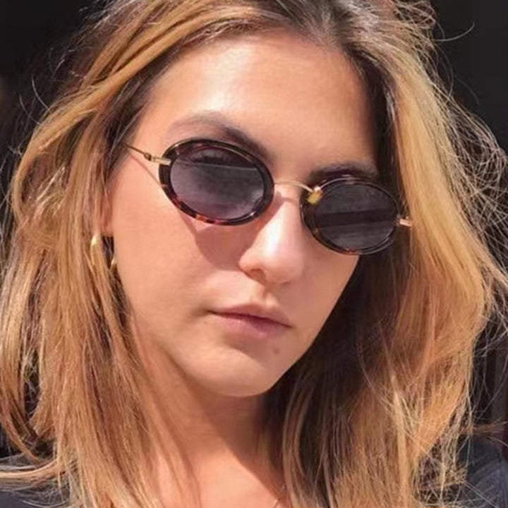 Dame moteriktig solbrille i elegant ovalt design Skanto