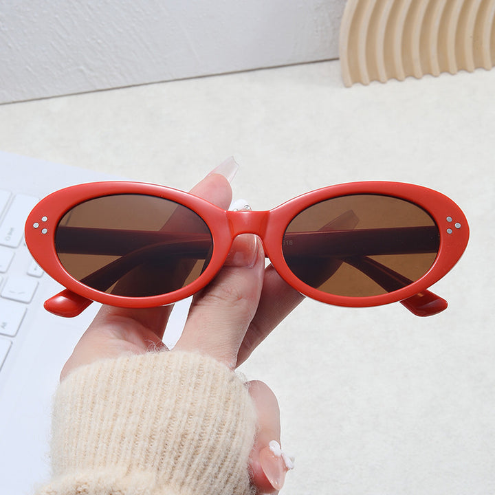 Damer moteriktig solbrille i elegant ovalt design Skanto