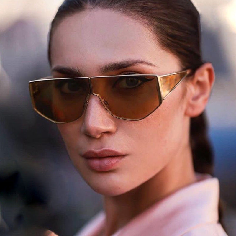 Women's trendy oversized sunglasses with striking geometric design Skanto