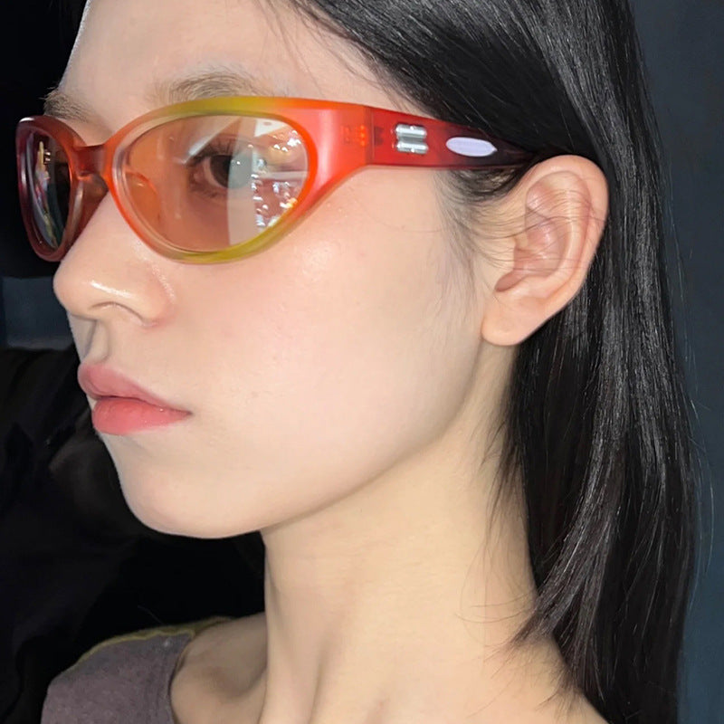 Women's extravagant sunglasses with curved design Skanto