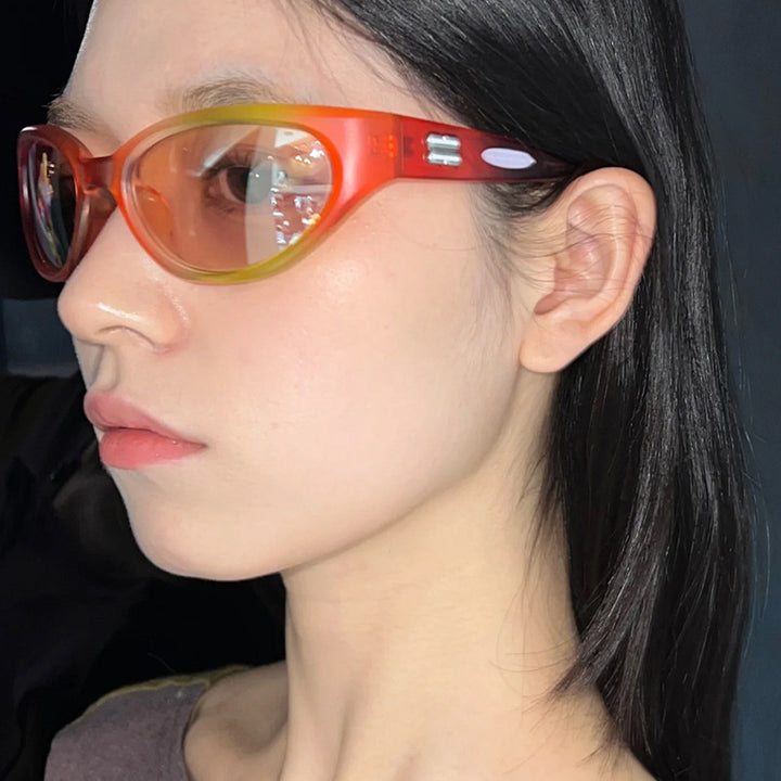 Women's extravagant sunglasses with curved design Skanto