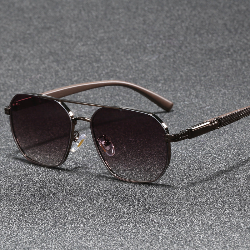 Dame moteriktig solbrille med stilige aksenter Skanto