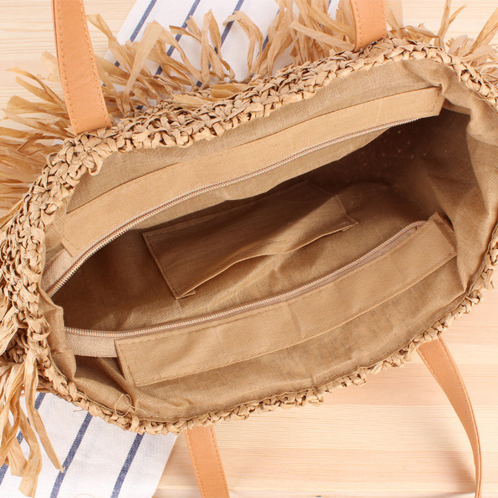 Trendy straw bag with fringed design Skanto