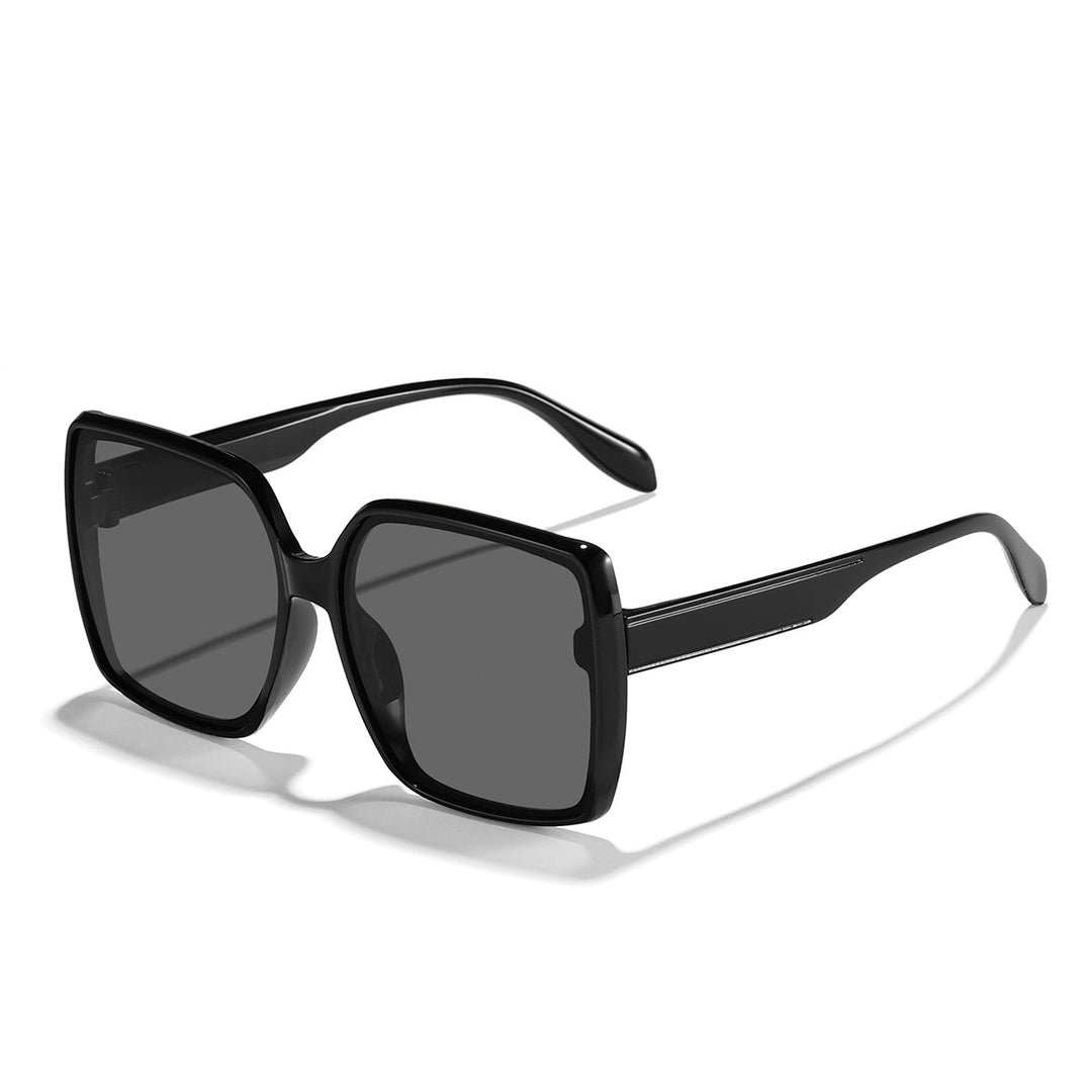 Dame oversized solbrille med moderne kvadratisk ramme og beskyttende glass Skanto