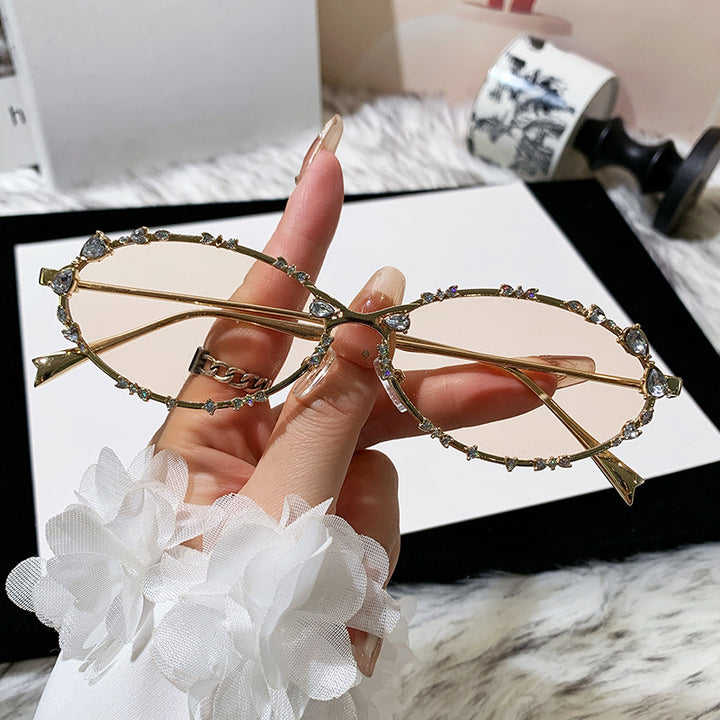 Dame ekstravagant oversized solbrille med futuristisk design Skanto