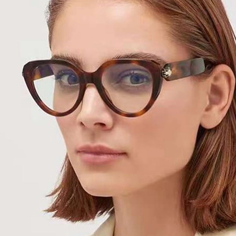 Women's Cat-Eye Sunglasses with Golden Details and Protective UV Filter Skanto