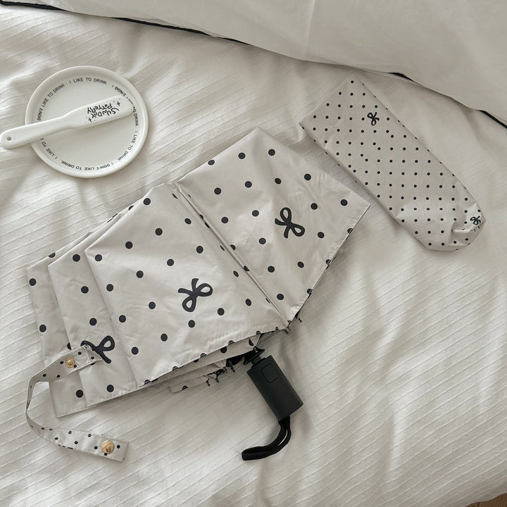 Dame kompakt paraply med stilfull prikkedesign Skanto