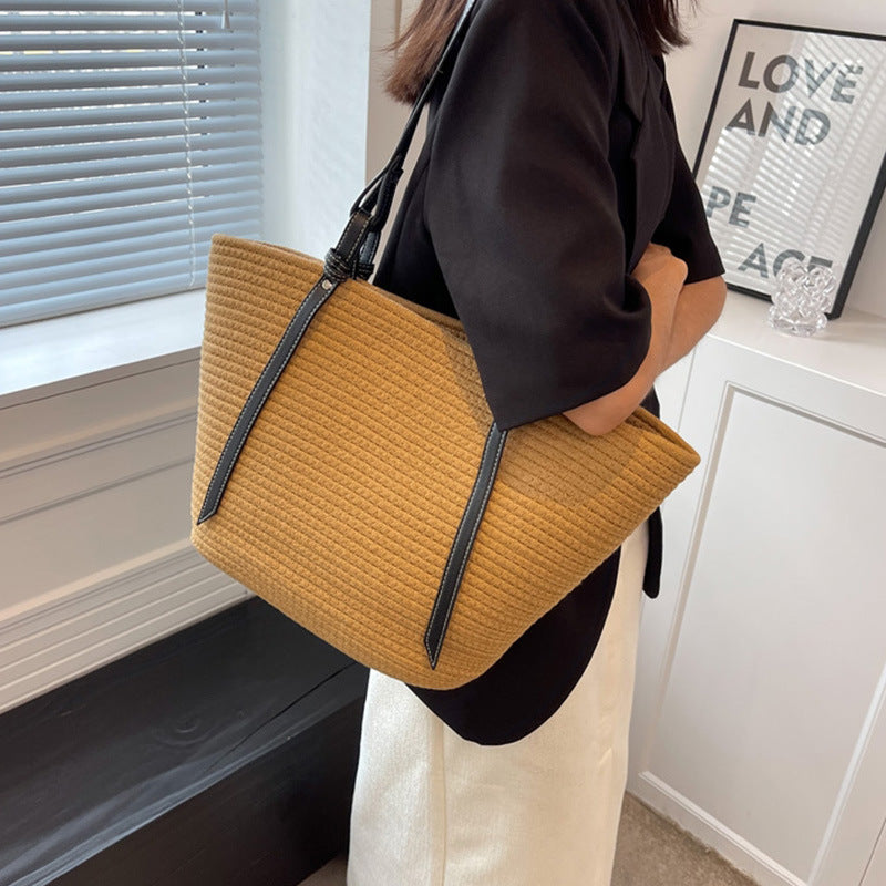 Elegant Shopper Bag with Texture Skanto