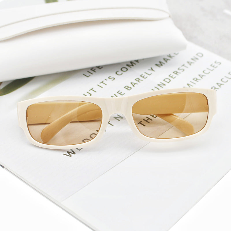 Dame moteriktig solbrille i stilrent rektangulært design Skanto