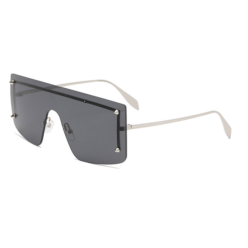 Dame oversized solbriller med moderne ramme og UV-beskyttelse Skanto