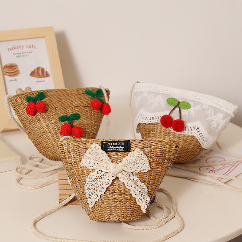 Playful straw shoulder bag with floral accents Skanto