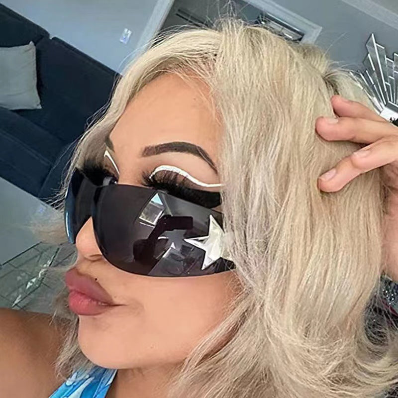 Dame moteriktig solbrille med kunstnerisk stjerneakcent Skanto
