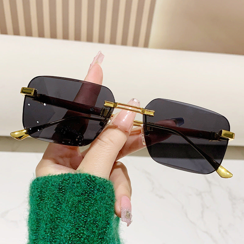 Dame moteriktig rektangulær solbrille med edle metallkanter Skanto