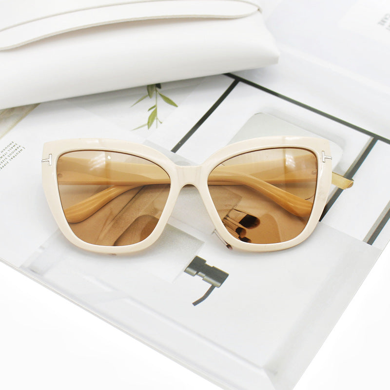 Dame Cat-Eye solbriller med elegante aksenter Skanto