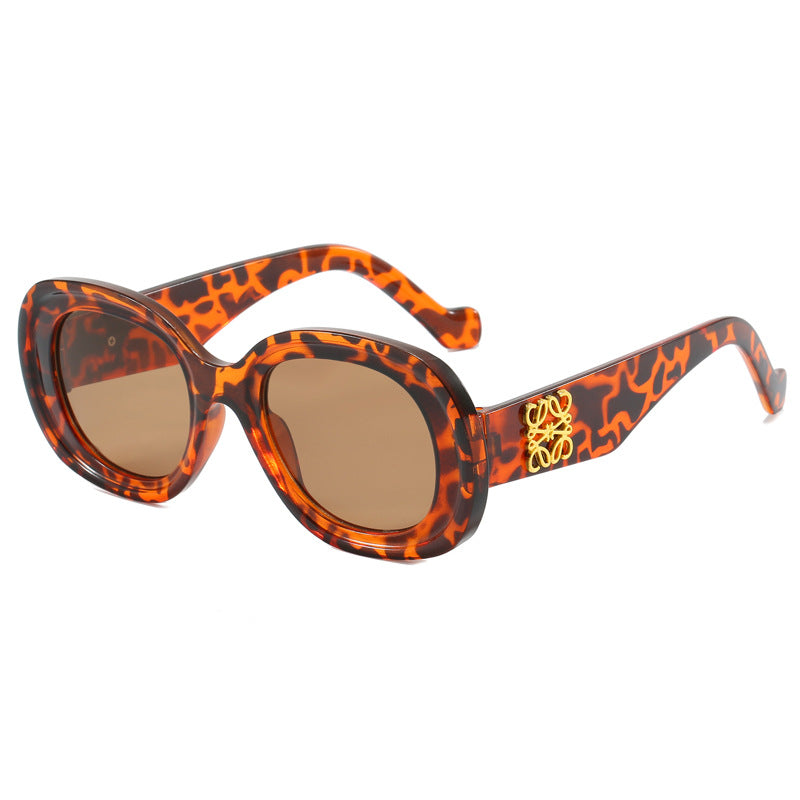 Dame moteriktig vintage-solbrille med spesielle dekorasjoner Skanto