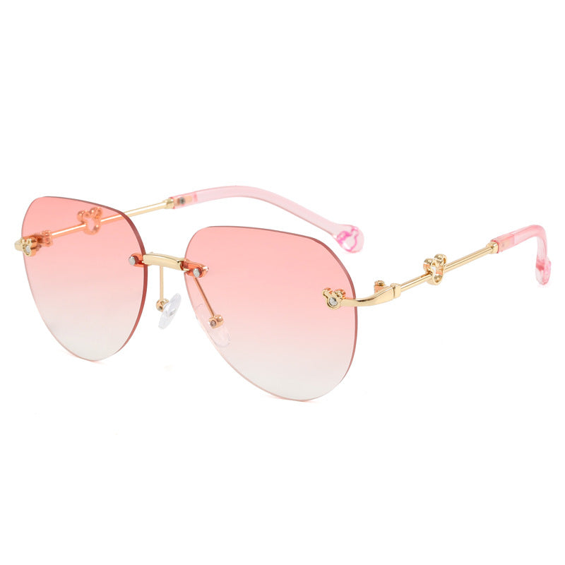 Dame lett geometrisk solbrille med unik ramme og speilede glass Skanto