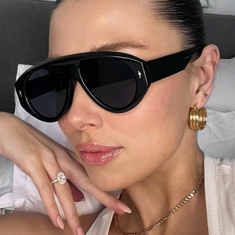 Women's modern fashion sunglasses in futuristic design Skanto