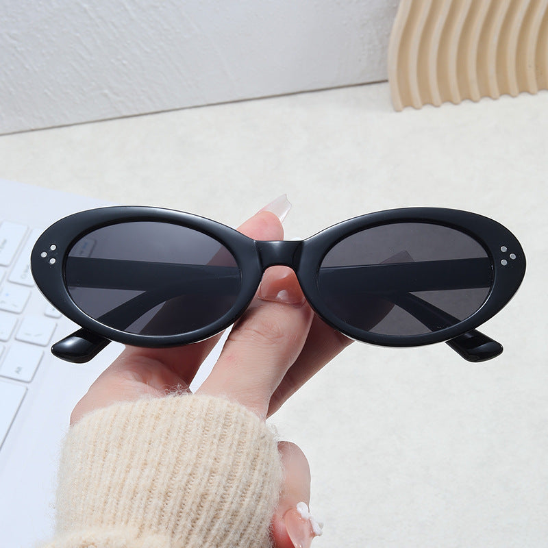 Damer moteriktig solbrille i elegant ovalt design Skanto