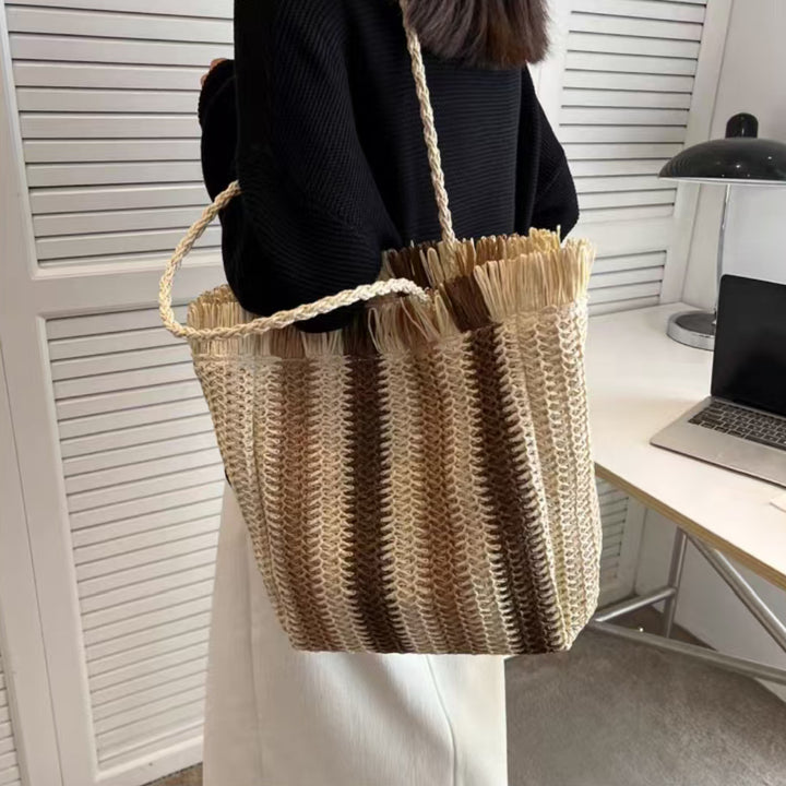 Flettet strandveske med frynse detaljer Skanto