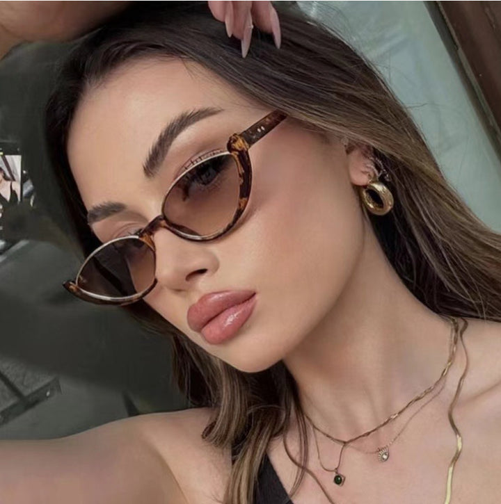 Dame Cat-Eye solbriller med diskret ramme og polarisert glass Skanto