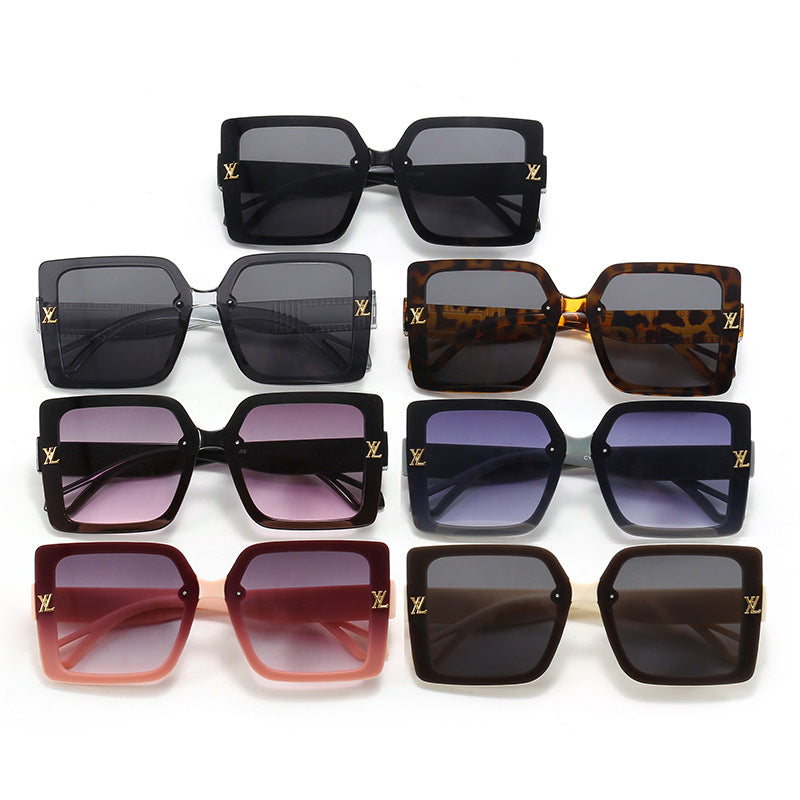 Damen moteriktig firkantet solbrille med elegant design Skanto