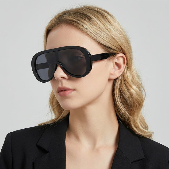 Dame moteriktig solbrille med bred ramme Skanto