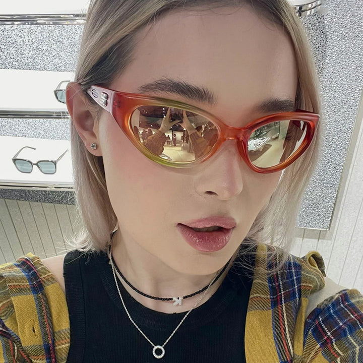 Women's extravagant sunglasses with curved design Skanto