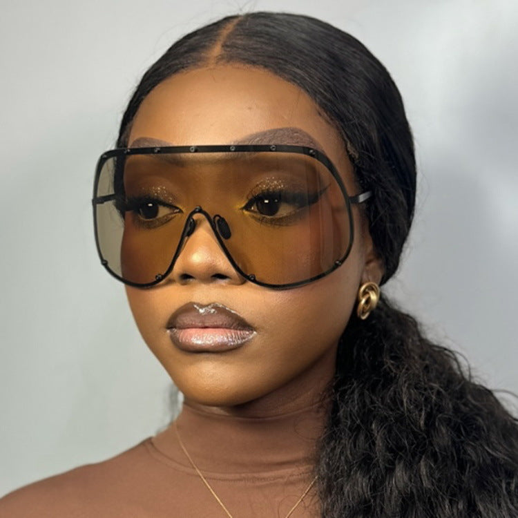 Women's futuristic sunglasses with large frame and innovative design Skanto