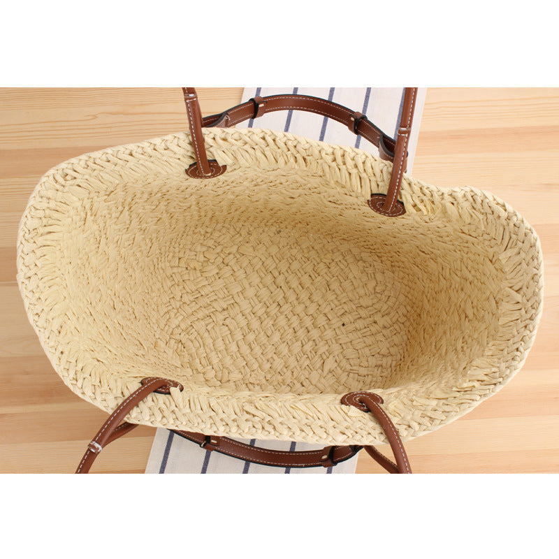 Beach bag made of handmade natural material with sturdy leather handle Skanto