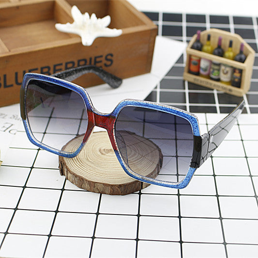 Dame ekstravagant kvadratisk solbrille med unikt design Skanto
