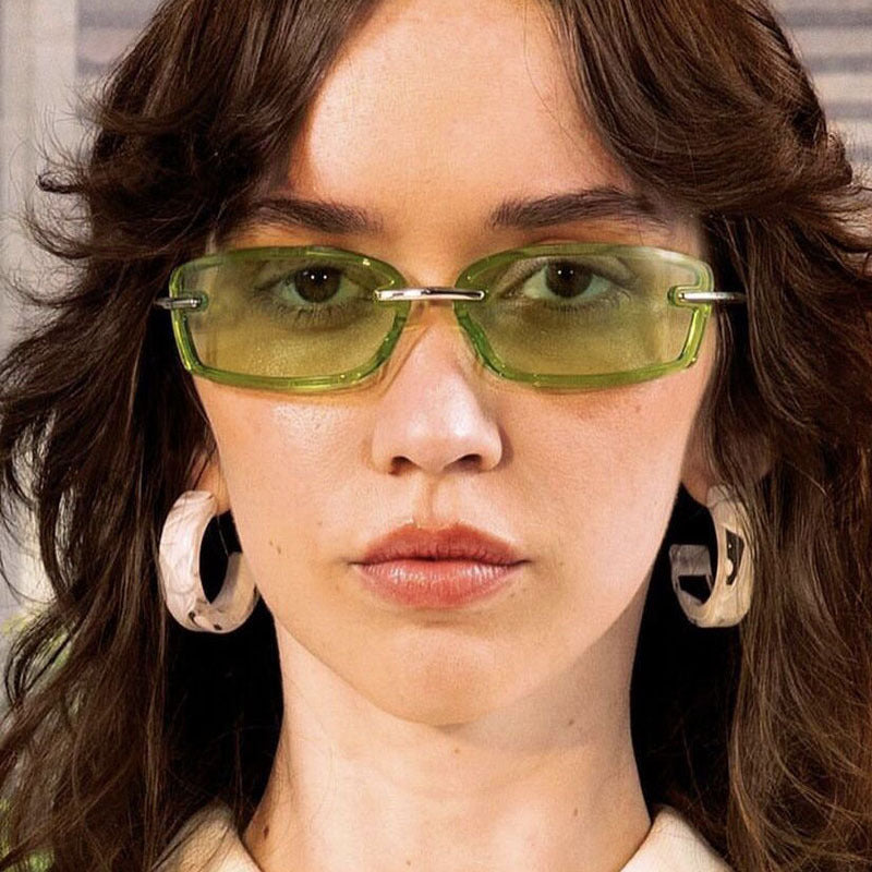 Dame moteriktig solbrille i futuristisk design og gjennomsiktig ramme Skanto
