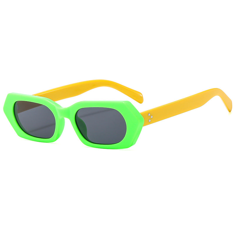 Damer moteriktig solbrille med stilig geometrisk design Skanto
