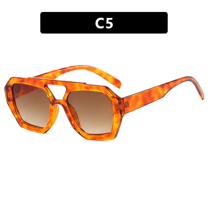 Women's geometric sunglasses made of robust plastic with polarized lenses Skanto
