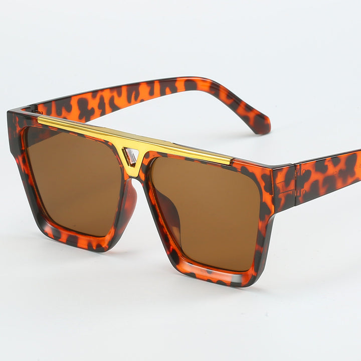 Dame moterik oversized solbrille med stilige gullaccent Skanto