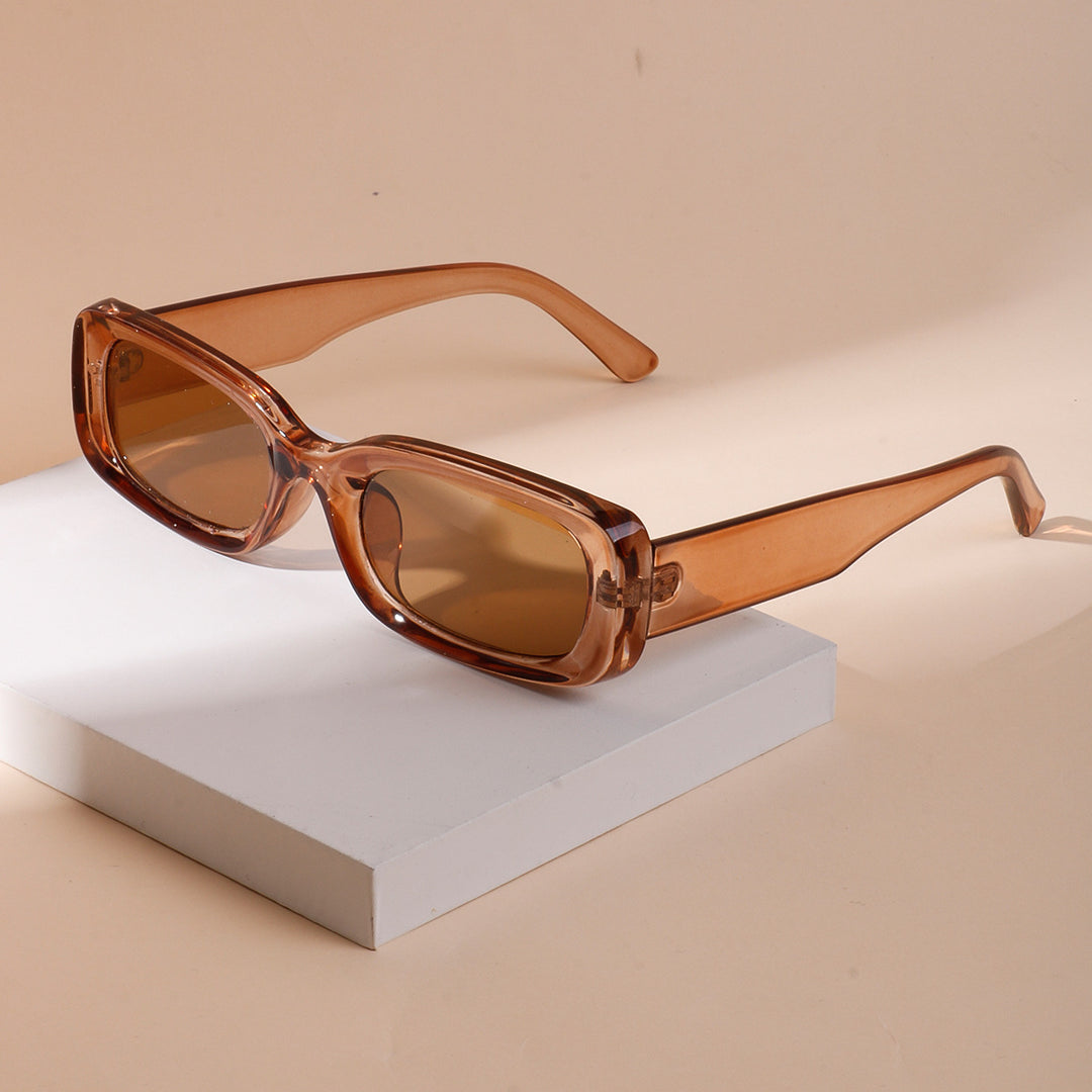 Dame moteriktig solbrille i retro-stil med bred ramme Skanto