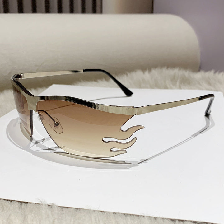 Dame trendy solbrille med innovativ flammeinnramming Skanto