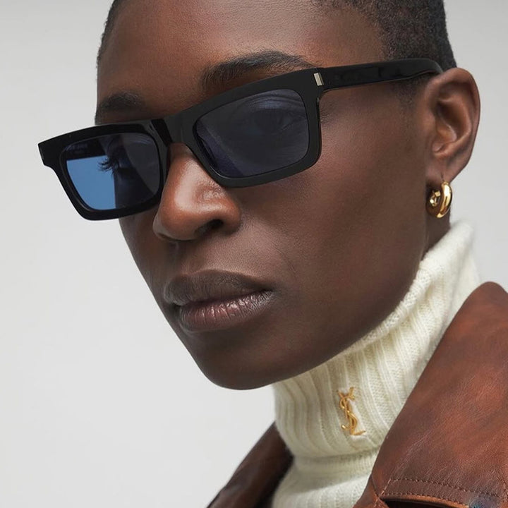 Dame kvadratisk solbrille med transparente linser og stillegant design Skanto