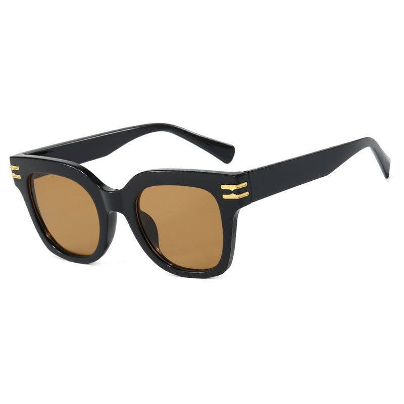 Dame moteriktig solbrille med elegante aksenter Skanto