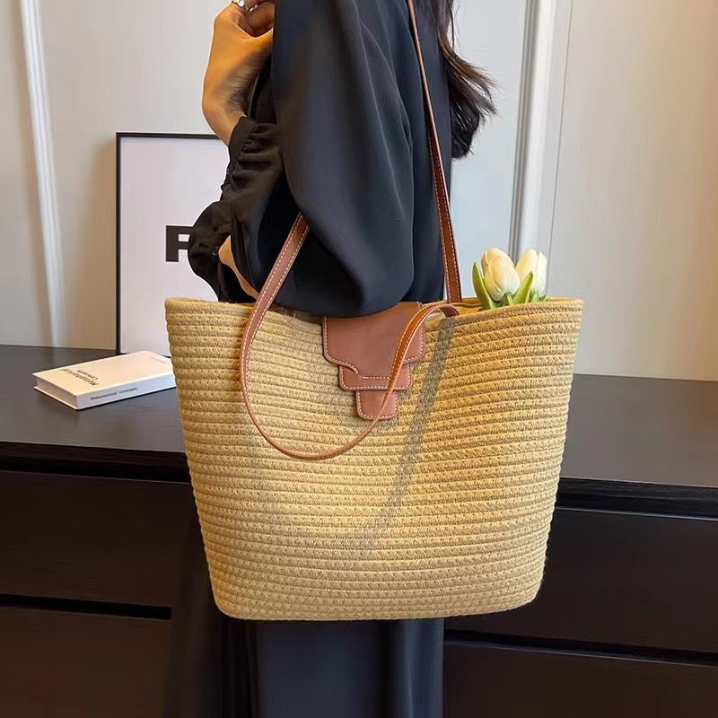 Large shoulder bag made of braided natural material Skanto