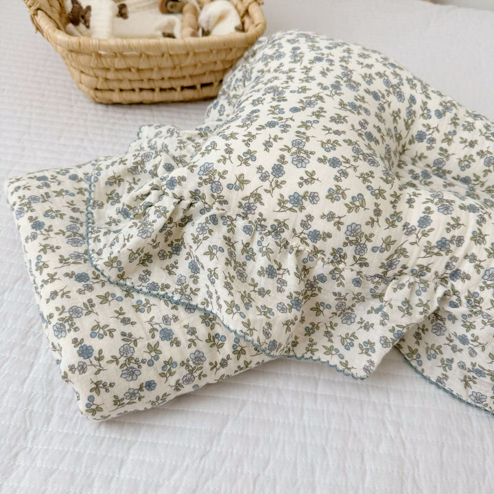 Unisex Musselinteppe med delikat blomsterdesign og elegante volanger Skanto